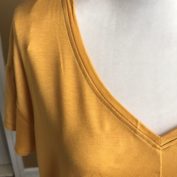 Gorgeous v-neck hi-lo mustard colored top - Picture 2 of 8